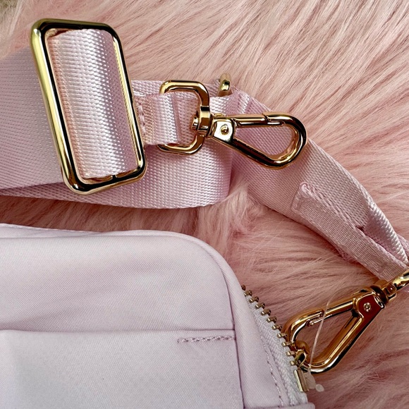 NWT Lululemon Everywhere Crossbody Bag 3L Large Blissful Pink/Gold MetalHardware - Picture 10 of 12